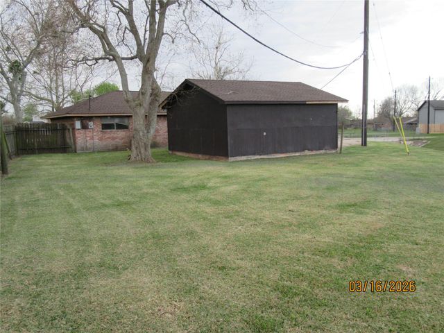 403 Lotus Street, Lake Jackson, TX 77566