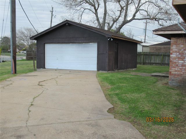 403 Lotus Street, Lake Jackson, TX 77566
