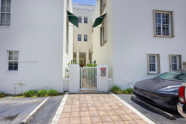 5801 SW 74th Ter 3, South Miami, FL 33143