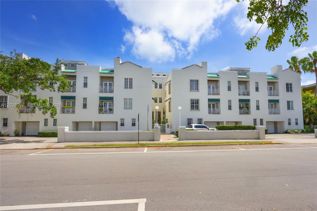 5801 SW 74th Ter 3, South Miami, FL 33143