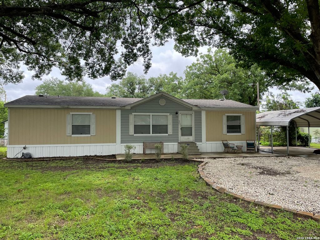 321 Elm Dr., Mcqueeney, TX 78123