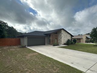 1300 Libold, Devine, TX 78016