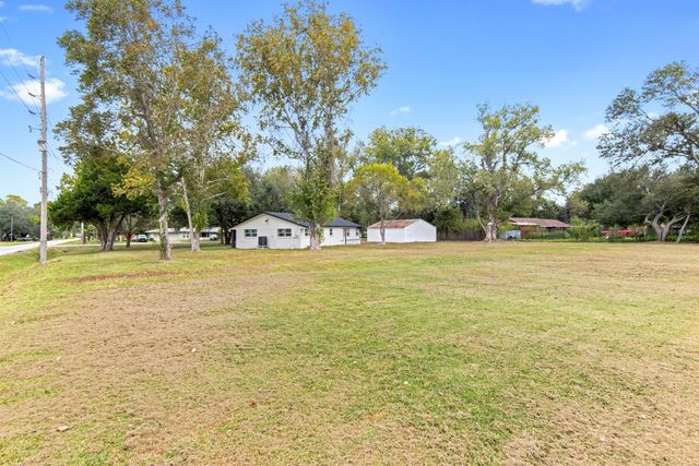 15529 Pine Street, Santa Fe, TX 77517