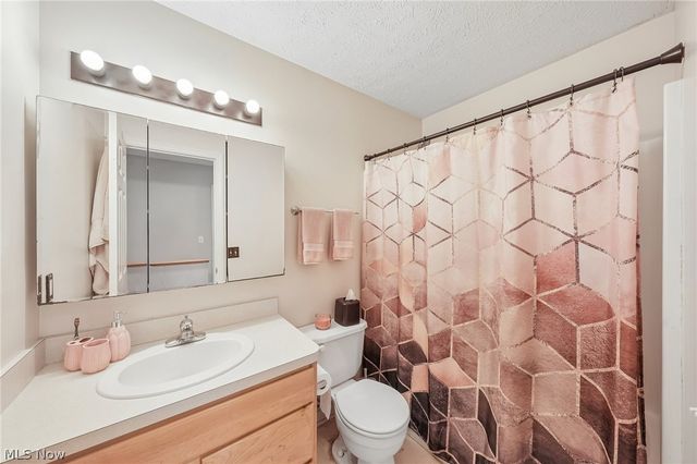 7680 Woodpath Drive, Hudson, OH 44236