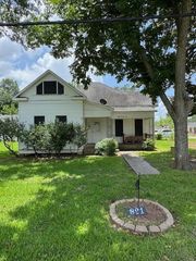 821 Avenue D, Port Neches, TX 77651