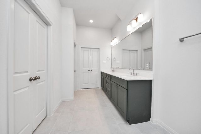 365 Legacy Point Drive B, Sealy, TX 77474