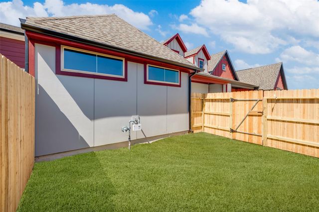 365 Legacy Point Drive B, Sealy, TX 77474