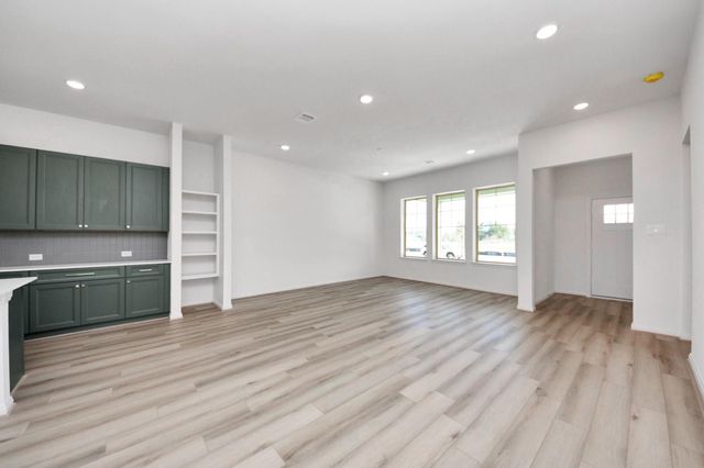 365 Legacy Point Drive B, Sealy, TX 77474