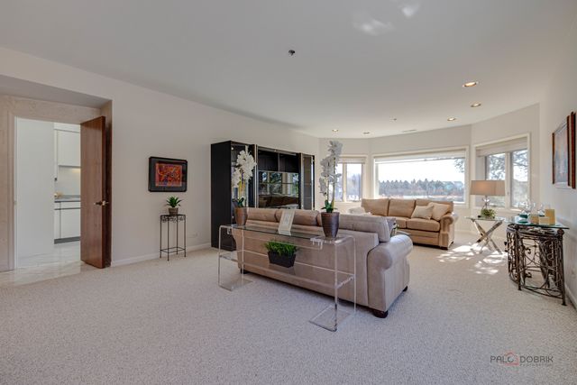 209 Rivershire Lane 203, Lincolnshire, IL 60069