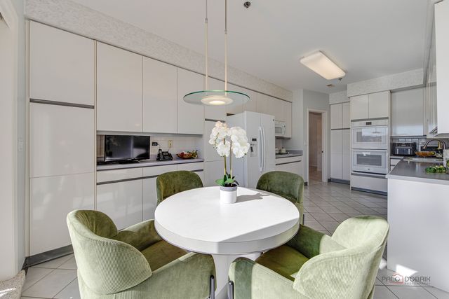 209 Rivershire Lane 203, Lincolnshire, IL 60069