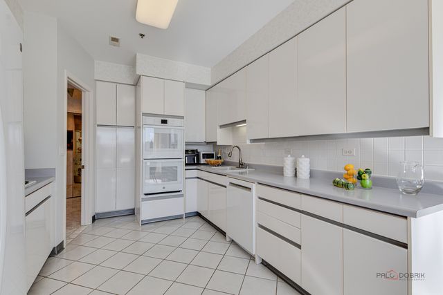 209 Rivershire Lane 203, Lincolnshire, IL 60069