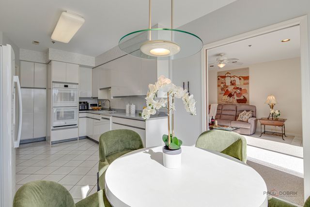 209 Rivershire Lane 203, Lincolnshire, IL 60069