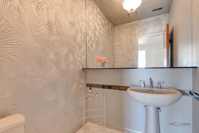 209 Rivershire Lane 203, Lincolnshire, IL 60069