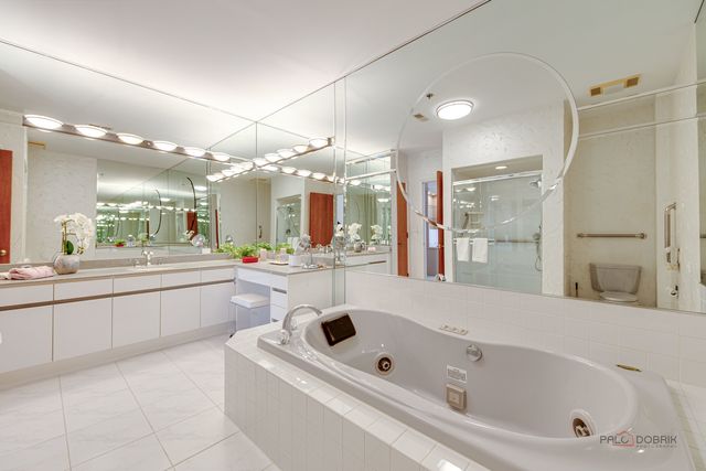 209 Rivershire Lane 203, Lincolnshire, IL 60069