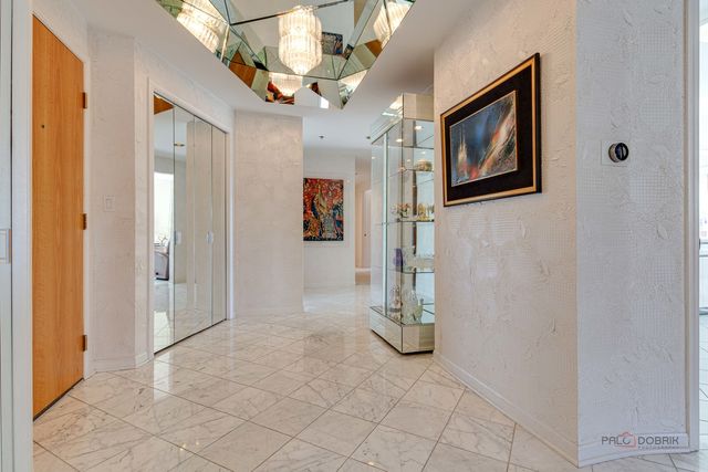 209 Rivershire Lane 203, Lincolnshire, IL 60069