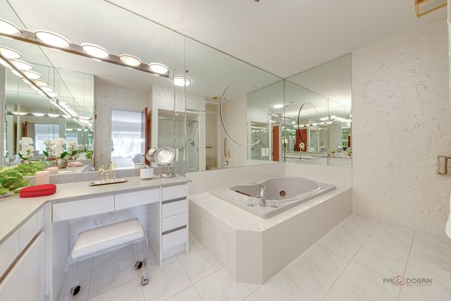 209 Rivershire Lane 203, Lincolnshire, IL 60069