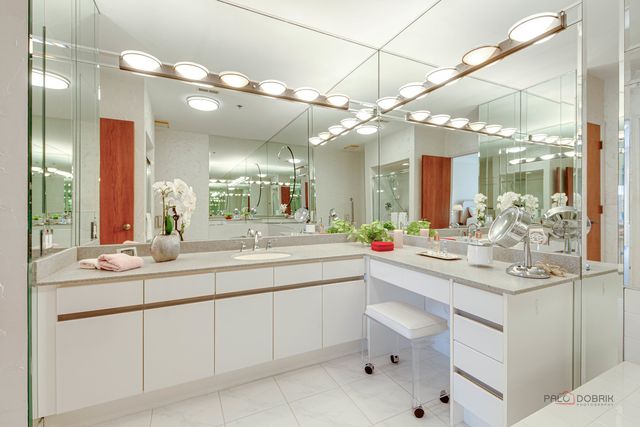 209 Rivershire Lane 203, Lincolnshire, IL 60069