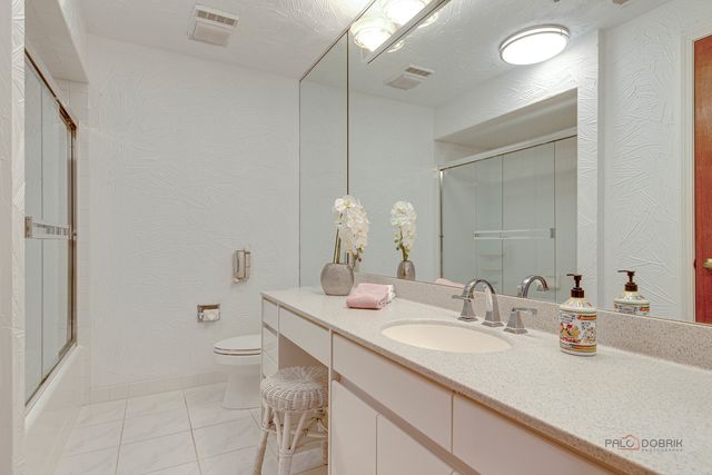 209 Rivershire Lane 203, Lincolnshire, IL 60069