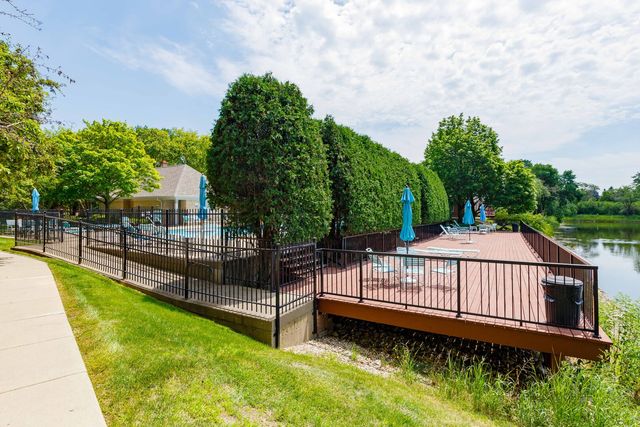 209 Rivershire Lane 203, Lincolnshire, IL 60069