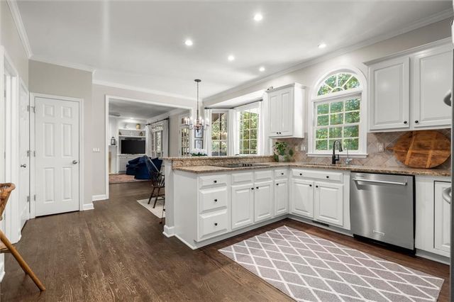 3302 Lantern Coach NE Lane, Roswell, GA 30075
