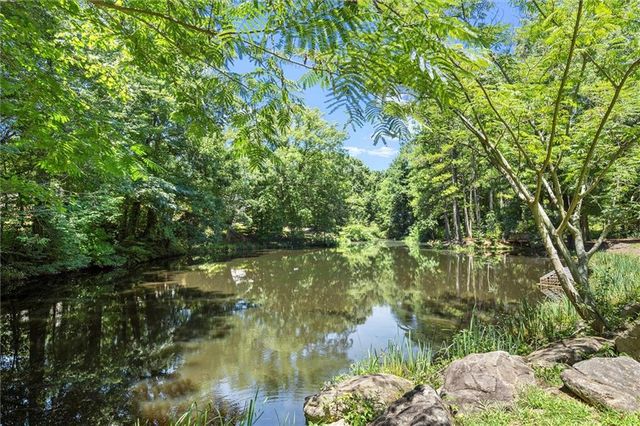 3302 Lantern Coach NE Lane, Roswell, GA 30075