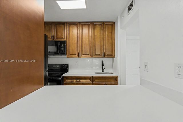 445 SW 11th St 102, Miami, FL 33130
