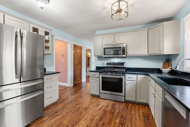 55 Brookfield Rd, Brimfield, MA 01010