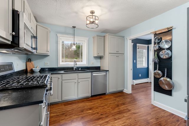 55 Brookfield Rd, Brimfield, MA 01010