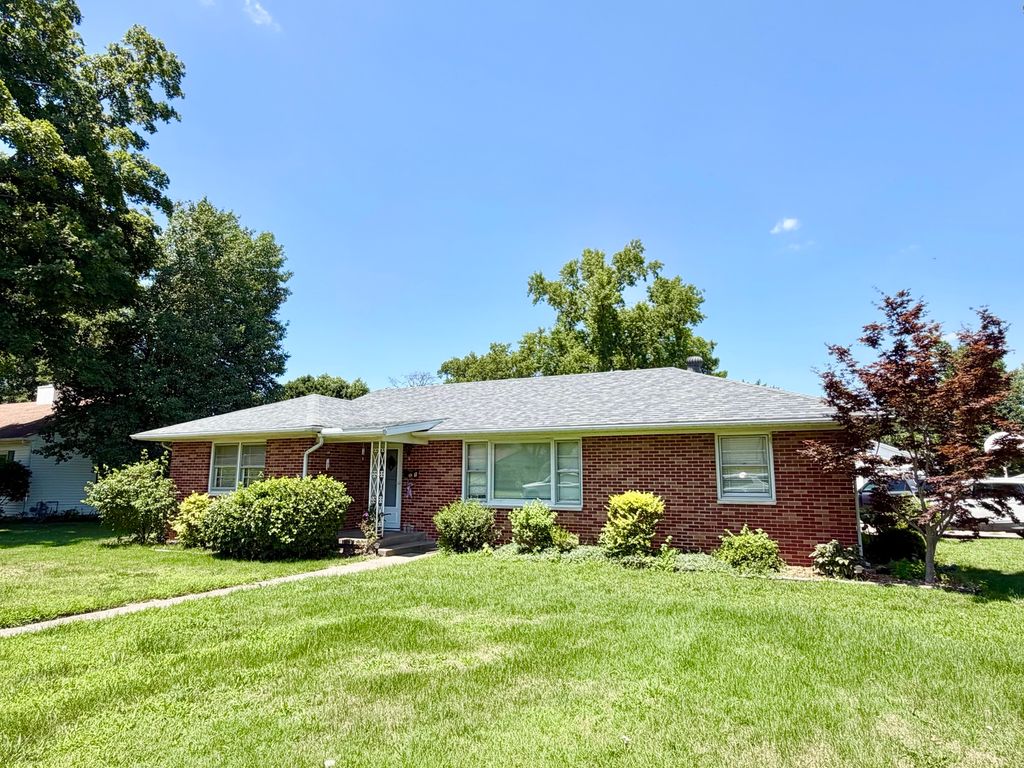 Image 1 of property listing at 1 Charles Drive, Centralia, IL 62801