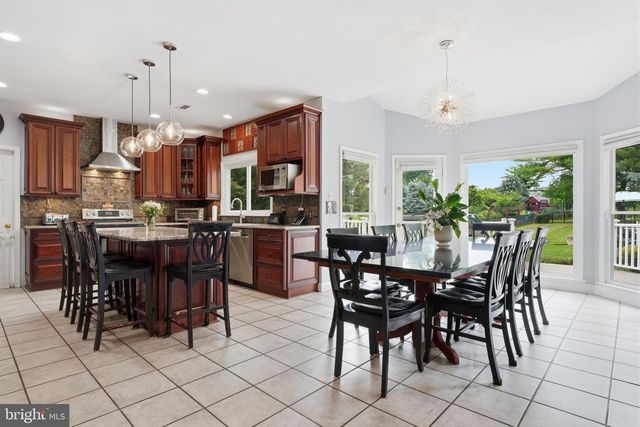 102 WHISPER WOOD CT, Newtown, PA 18940