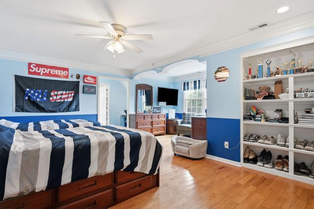 102 WHISPER WOOD CT, Newtown, PA 18940