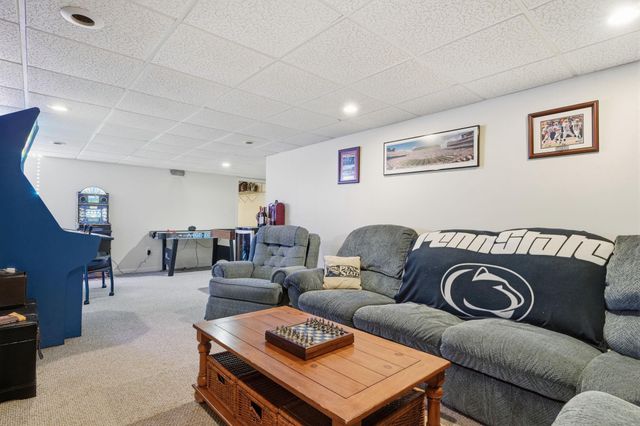 102 WHISPER WOOD CT, Newtown, PA 18940
