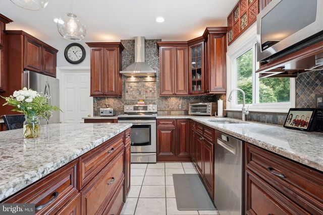 102 WHISPER WOOD CT, Newtown, PA 18940