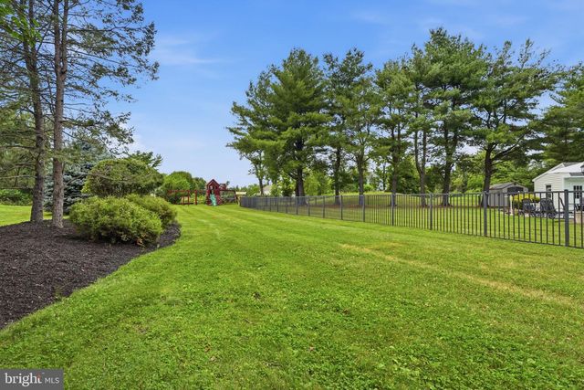 102 WHISPER WOOD CT, Newtown, PA 18940