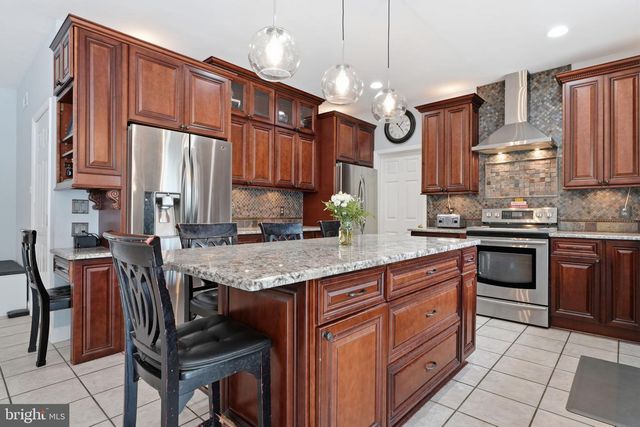 102 WHISPER WOOD CT, Newtown, PA 18940