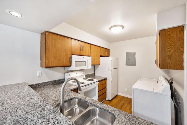 305 Whispering Pines Way, Fitchburg, WI 53713