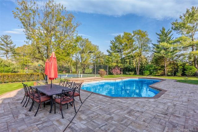 16 Cabriolet Lane, Melville, NY 11747