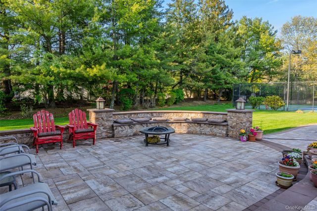 16 Cabriolet Lane, Melville, NY 11747