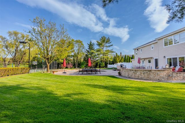 16 Cabriolet Lane, Melville, NY 11747