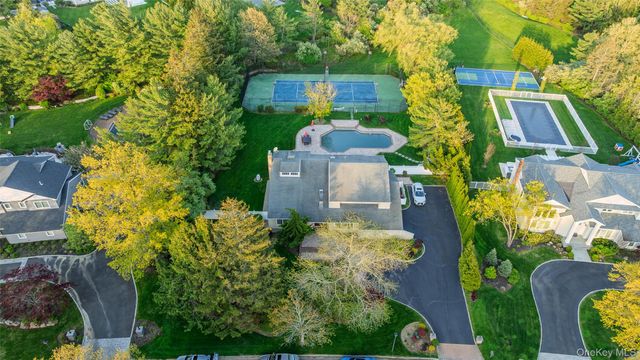 16 Cabriolet Lane, Melville, NY 11747