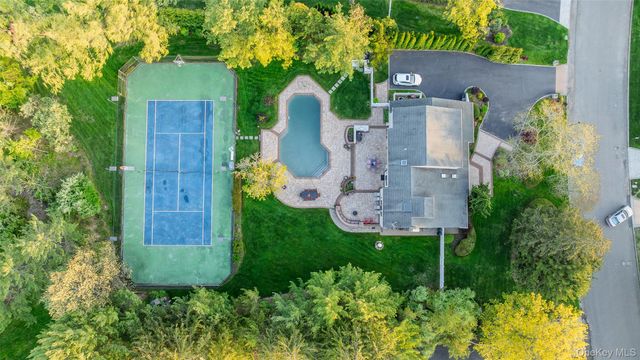 16 Cabriolet Lane, Melville, NY 11747