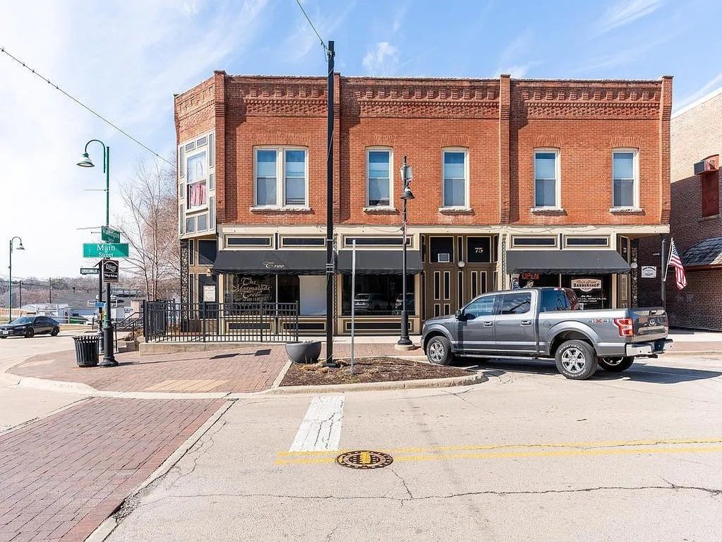 73 S Main Street 2R, Oswego, IL 60543