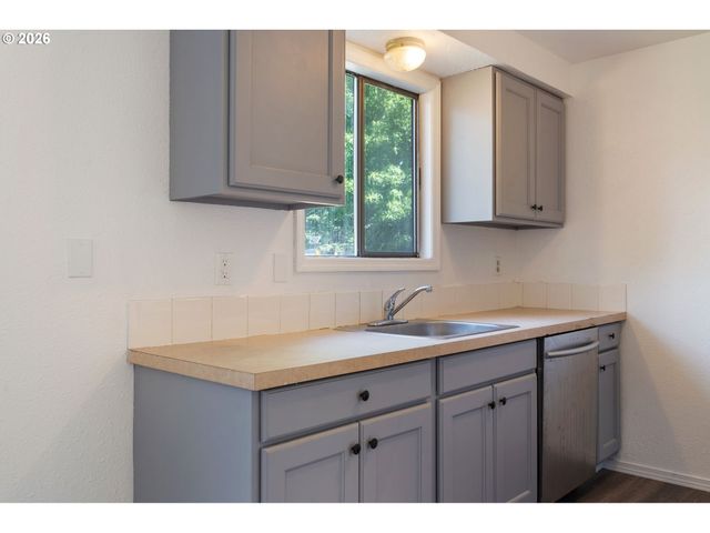 6025 Sw CHERRYHILL Dr, Beaverton, OR 97008