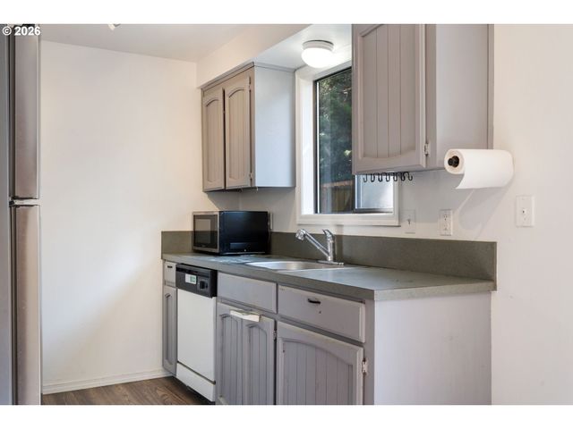 6025 Sw CHERRYHILL Dr, Beaverton, OR 97008