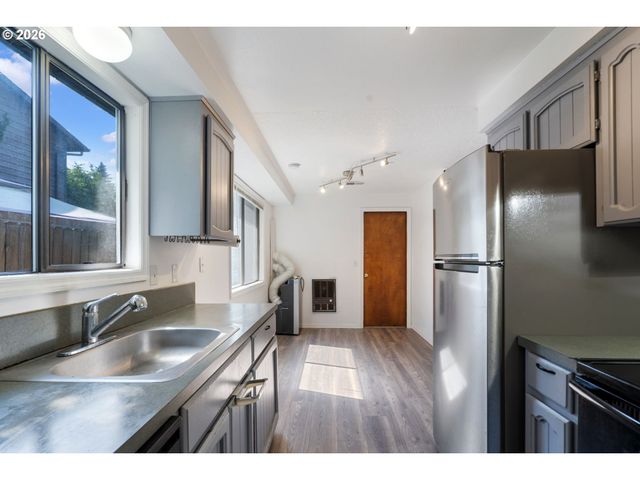 6025 Sw CHERRYHILL Dr, Beaverton, OR 97008