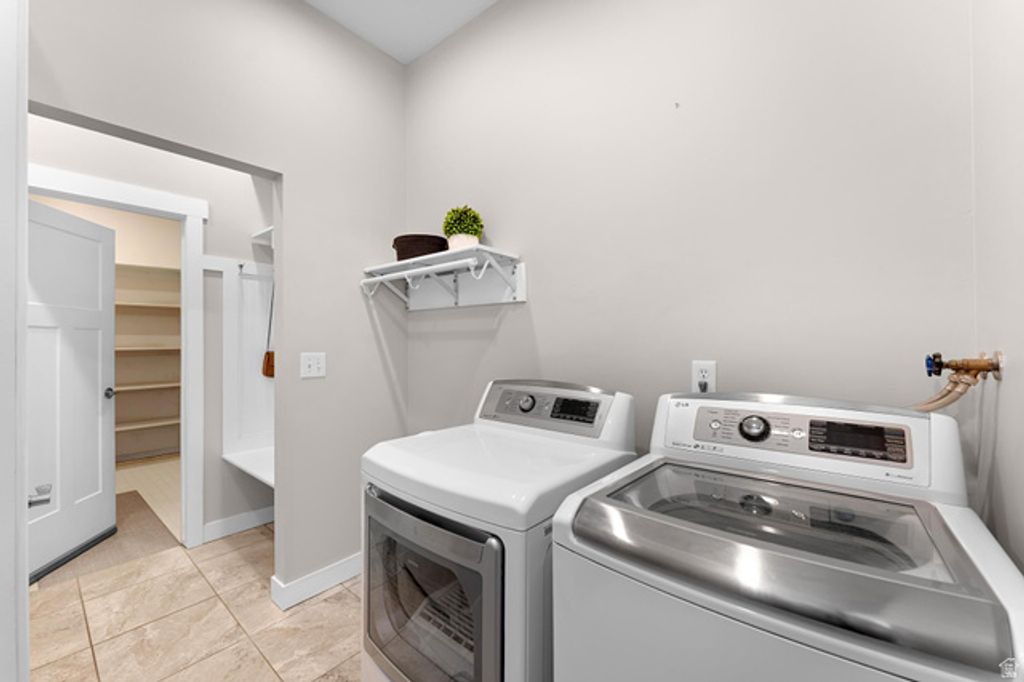 Image 12 of property listing at 8328 S PLUM CREEK CIR, West Jordan, UT 84088