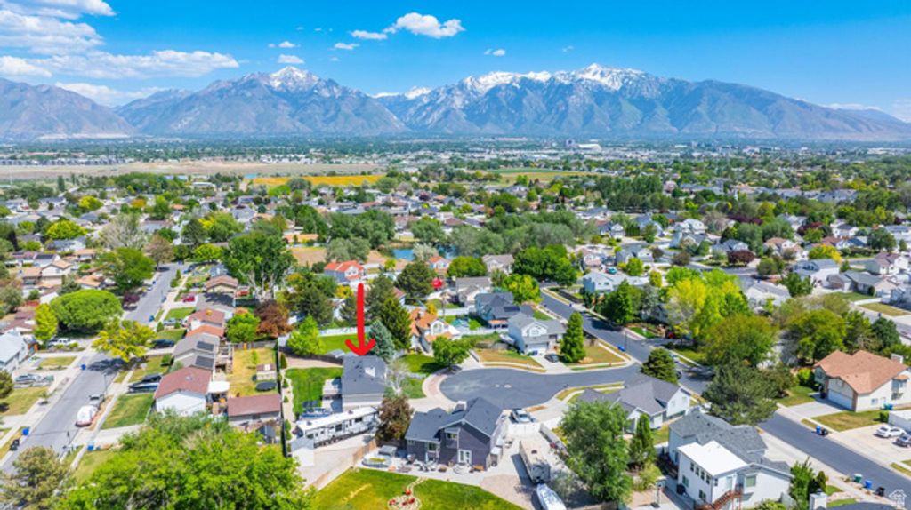 Image 37 of property listing at 8328 S PLUM CREEK CIR, West Jordan, UT 84088