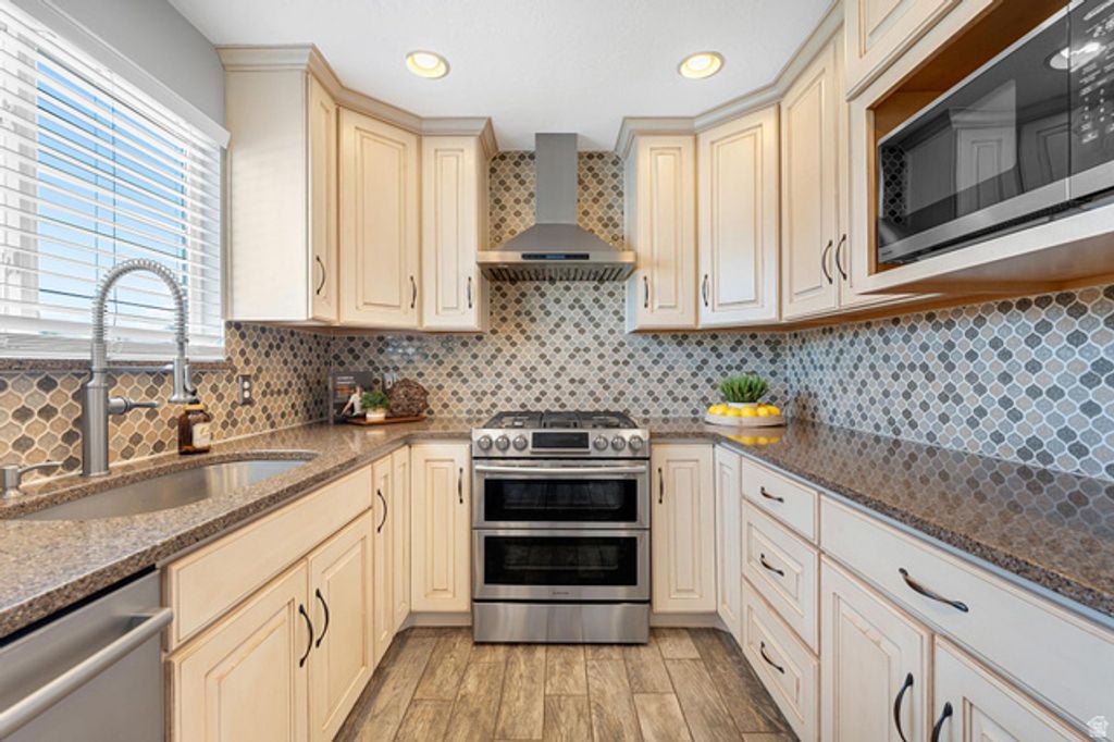 Image 10 of property listing at 8328 S PLUM CREEK CIR, West Jordan, UT 84088