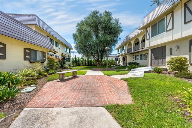 9857 Via Sonoma, Cypress, CA 90630