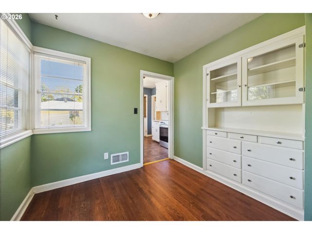 9032 Ne BROADWAY, Portland, OR 97220